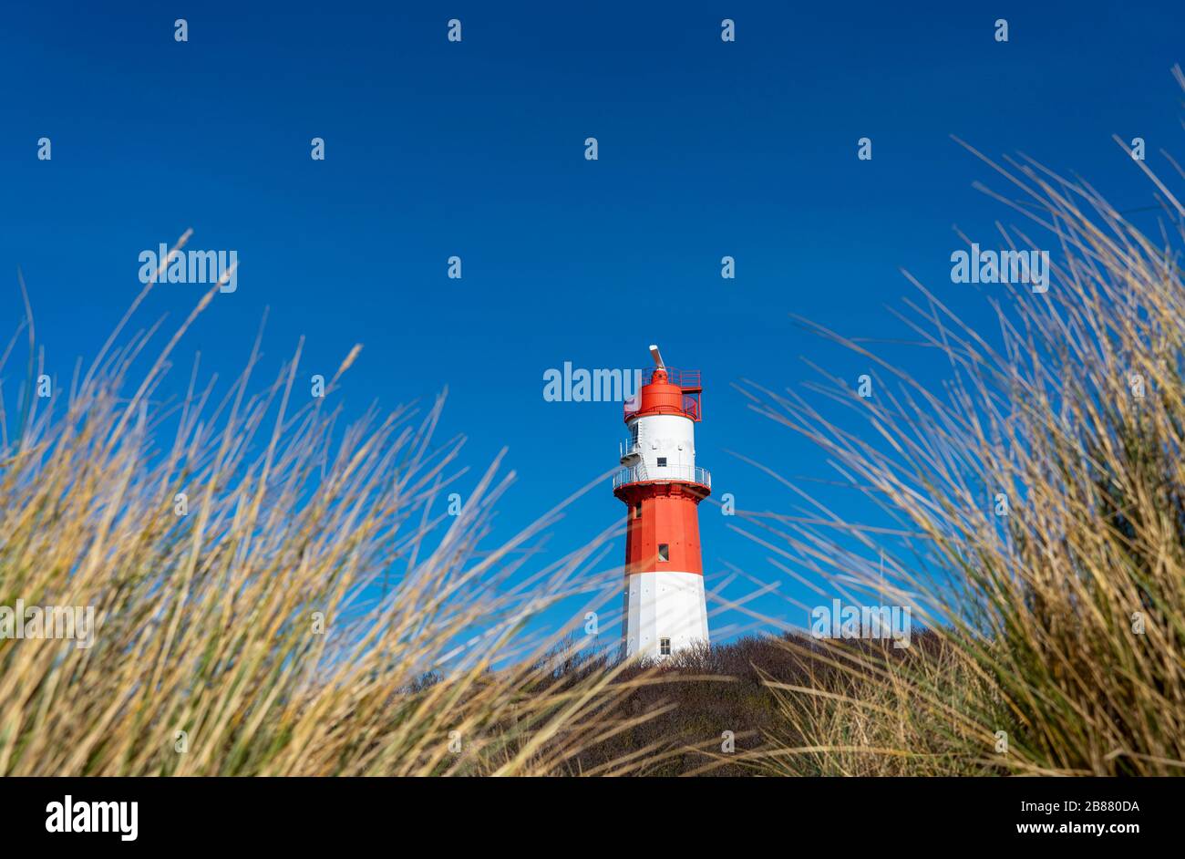 Der kleine Leuchtturm Borkum, seit 2003 außer Betrieb, dient weiterhin als Antennenunterstützung für das Verkehrssicherungssystem EMS, Nordseeinsel Borkum, Lower Stockfoto