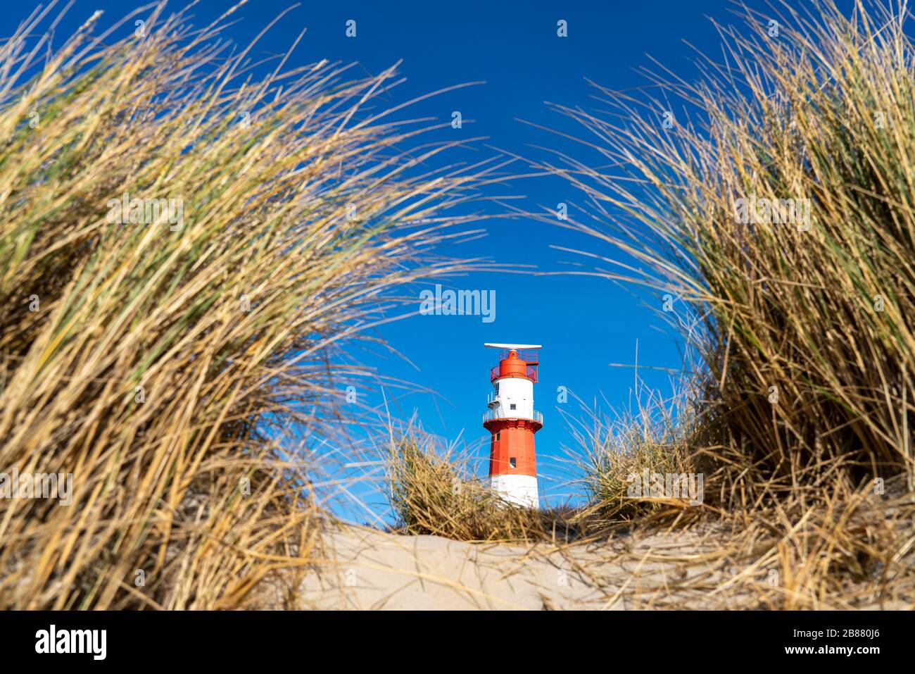 Der kleine Leuchtturm Borkum, seit 2003 außer Betrieb, dient weiterhin als Antennenunterstützung für das Verkehrssicherungssystem EMS, Nordseeinsel Borkum, Lower Stockfoto