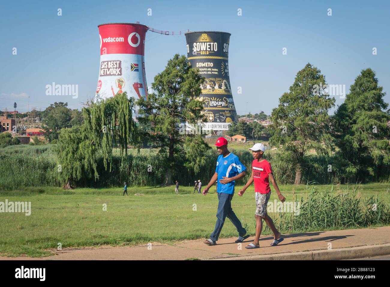Soweto, Johannesburg, Südafrika - 3. Dezember 2019 - Kühltürme des nicht genutzten Orlando-Kraftwerks; örtliche Attraktion, die heute für Bungee-Jumping genutzt wird Stockfoto