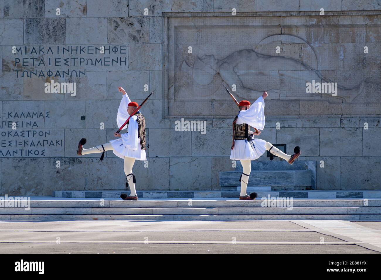 Athen Griechenland - 1. März 2020: Soldaten der Präsidentengarde (Evzones, Tsolias) beim offiziellen Wachwechsel, der jeden Sonntag um 11 Uhr morgens stattfindet Stockfoto