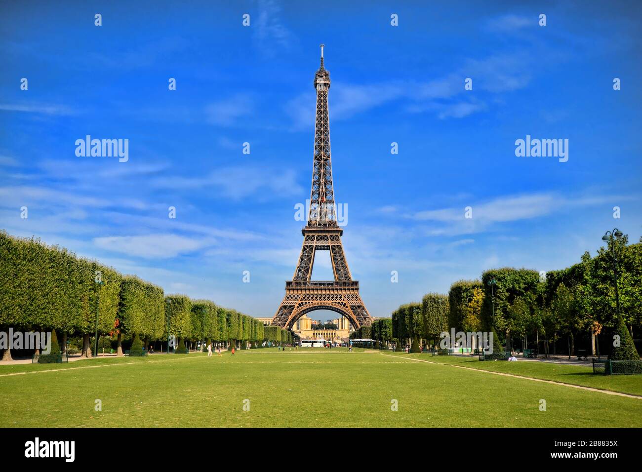 Eiffelturm, Wahrzeichen von Paris mit lebhaftem blauen Himmel, Frankreich Stockfoto