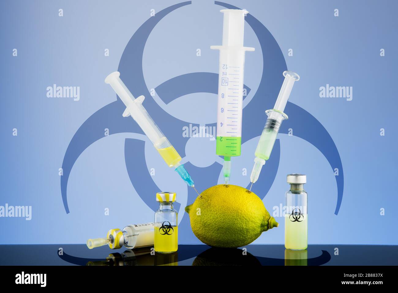 Digital Composing, Biohazard Schild mit Zitrone in der Spritze stecken, Symbol Bild genetische Manipulation, Österreich Stockfoto