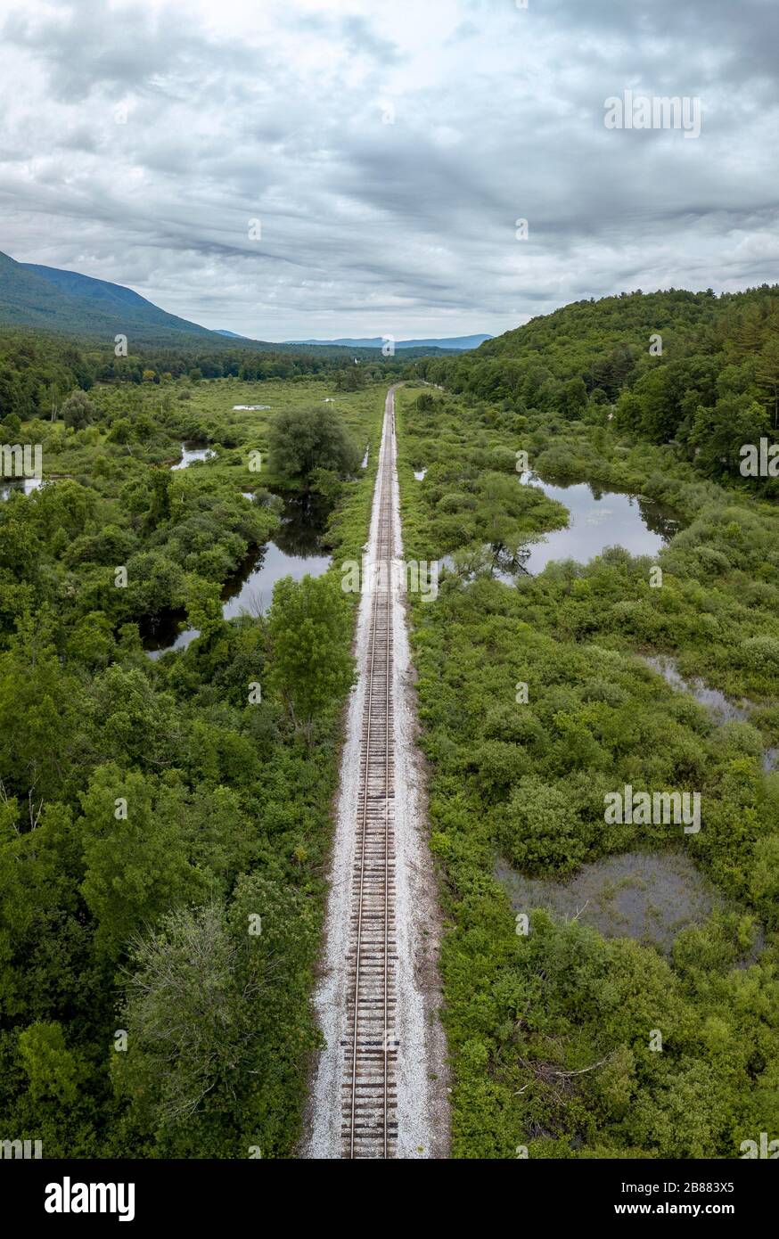 Flussmäander und alte Eisenbahnlinie, Batten Kill River and Railroad, Sunderland, Vermont, USA Stockfoto