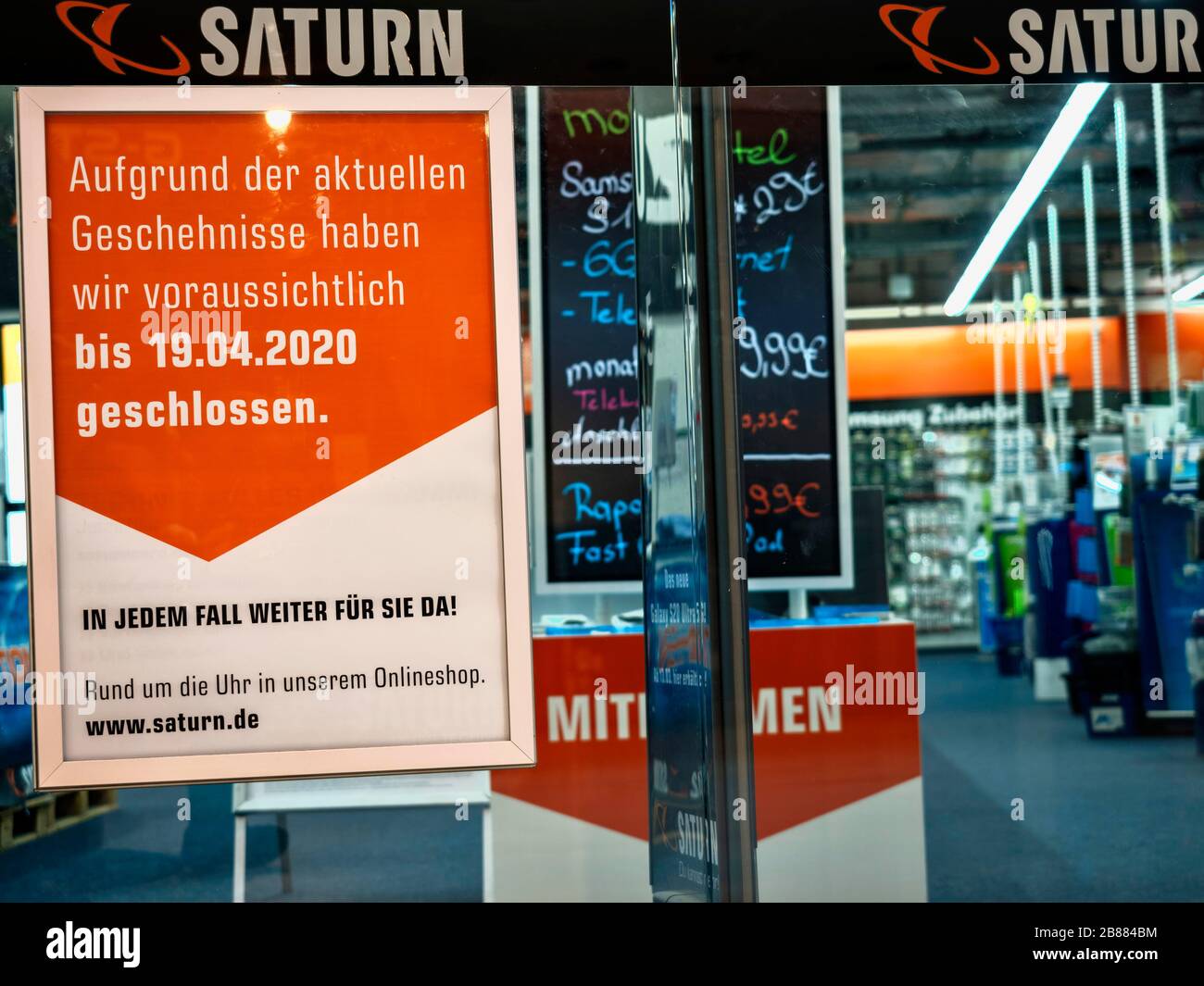 Schild in einem Saturn-Unterhaltungselektronikgeschäft, geschlossen wegen Coronavirus, Stuttgart, Deutschland Stockfoto