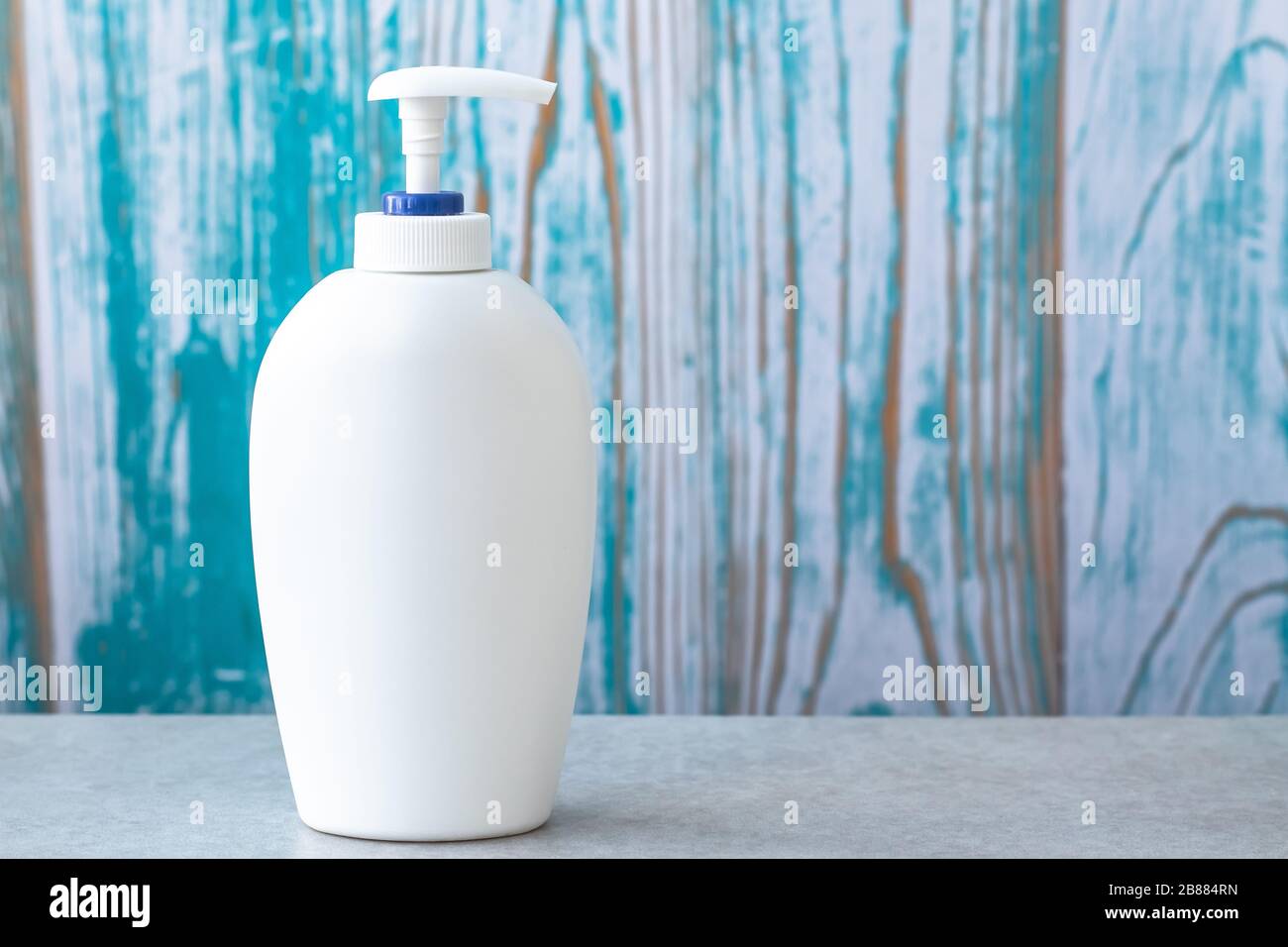 Weiße Kunststoffflasche mit Lotion, Seife mit Spender. Toilette im Badezimmer. Leerer Platz. Hygienekonzept Stockfoto