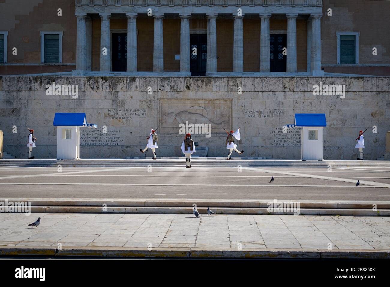 Athen Griechenland - 1. März 2020: Soldaten der Präsidentengarde (Evzones, Tsolias) beim offiziellen Wachwechsel, der jeden Sonntag um 11 Uhr morgens stattfindet Stockfoto