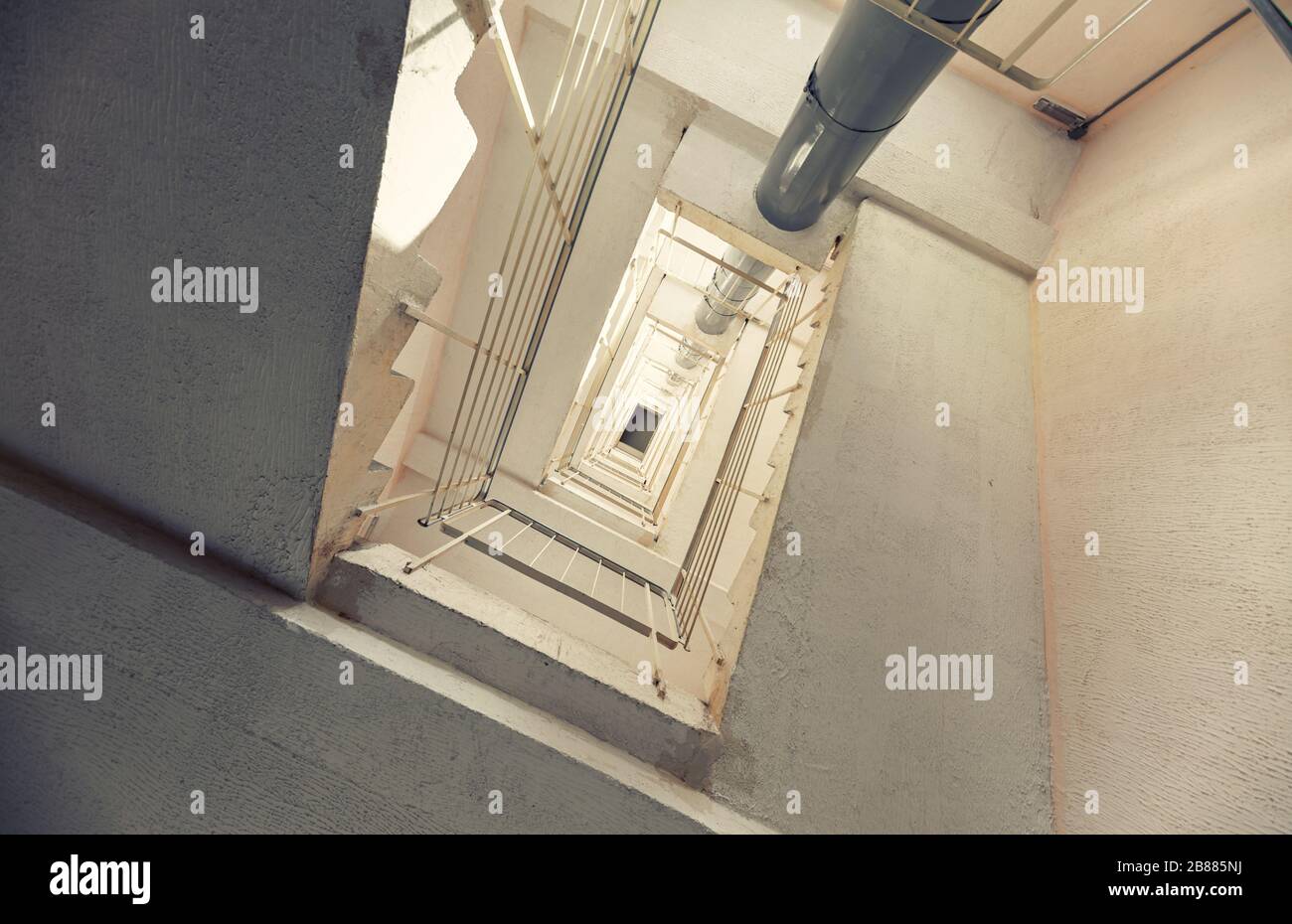 Treppenhaus eines mehrstöckigen Wohnhauses mit Blick von unten Stockfoto