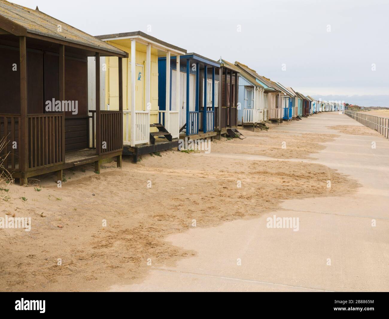 Strandhütten im Winter in Sandilands, Sutton on Sea, Lincoln, Großbritannien Stockfoto