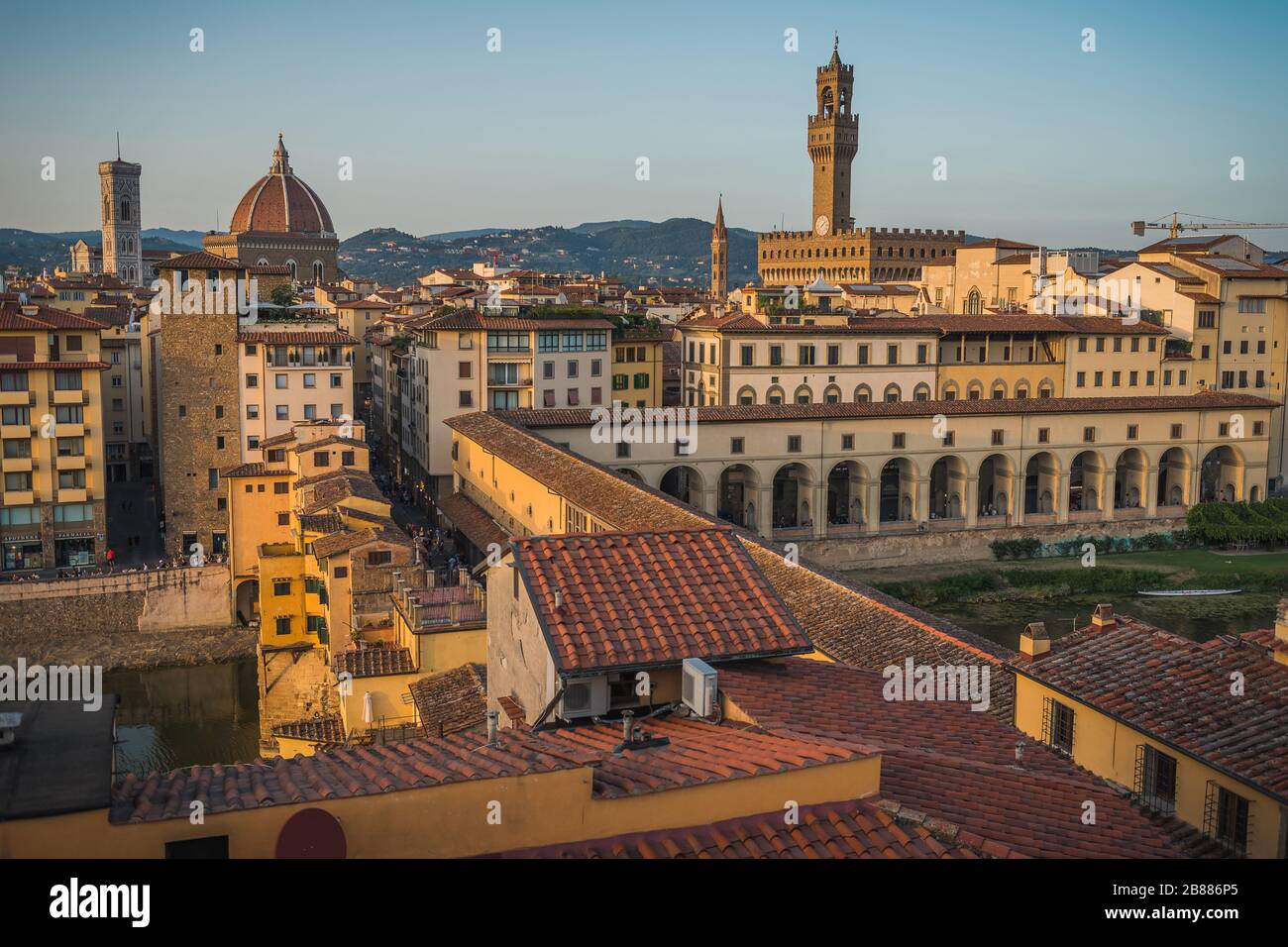 Stadtbild auf Ponte Vecchio, Vasarienkorridor, Kathedrale Santa Maria del Fiore (Dom), Rathaus Palazzo Vecchio und Fluss Arno Stockfoto