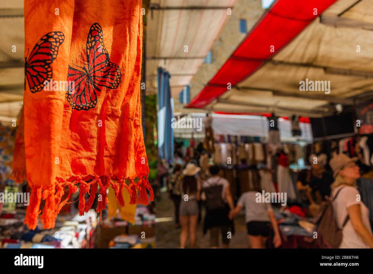 Italien, die Toskana, der italienische Markt im Freien und der bunte italienische Markt, ein Schal mit Schmetterlingszeichnung Stockfoto