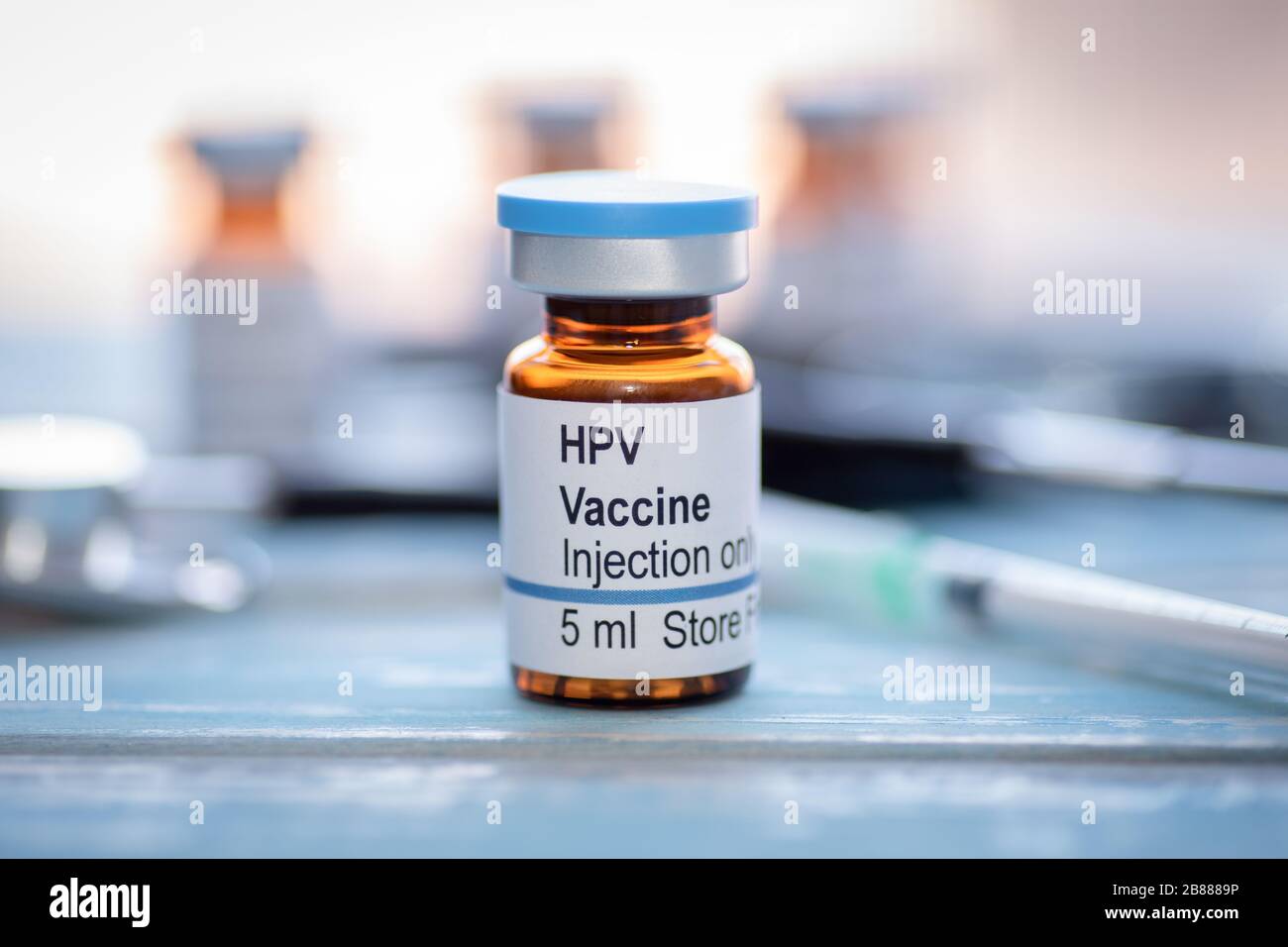 Ärzte, die einen HPV-Impfstoff (Human Papillomavirus) zeigen Stockfoto