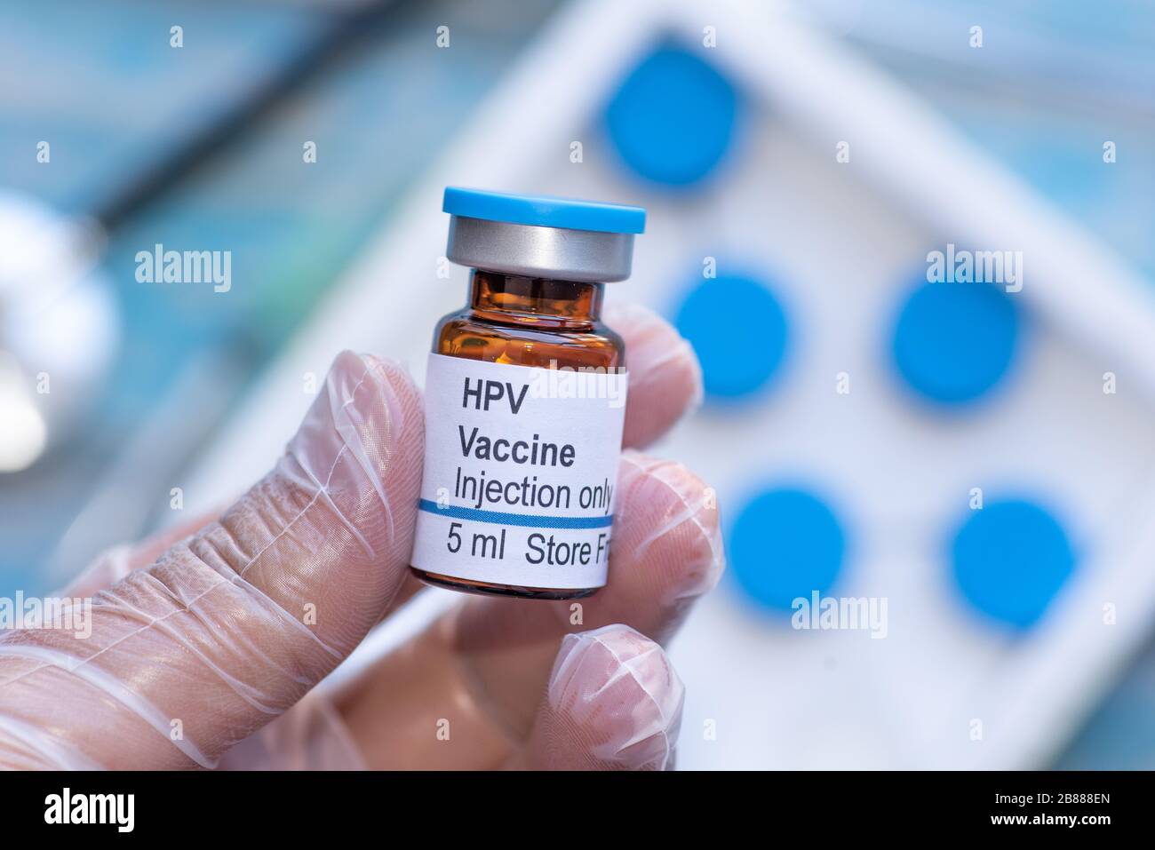Ärzte, die einen HPV-Impfstoff (Human Papillomavirus) zeigen Stockfoto
