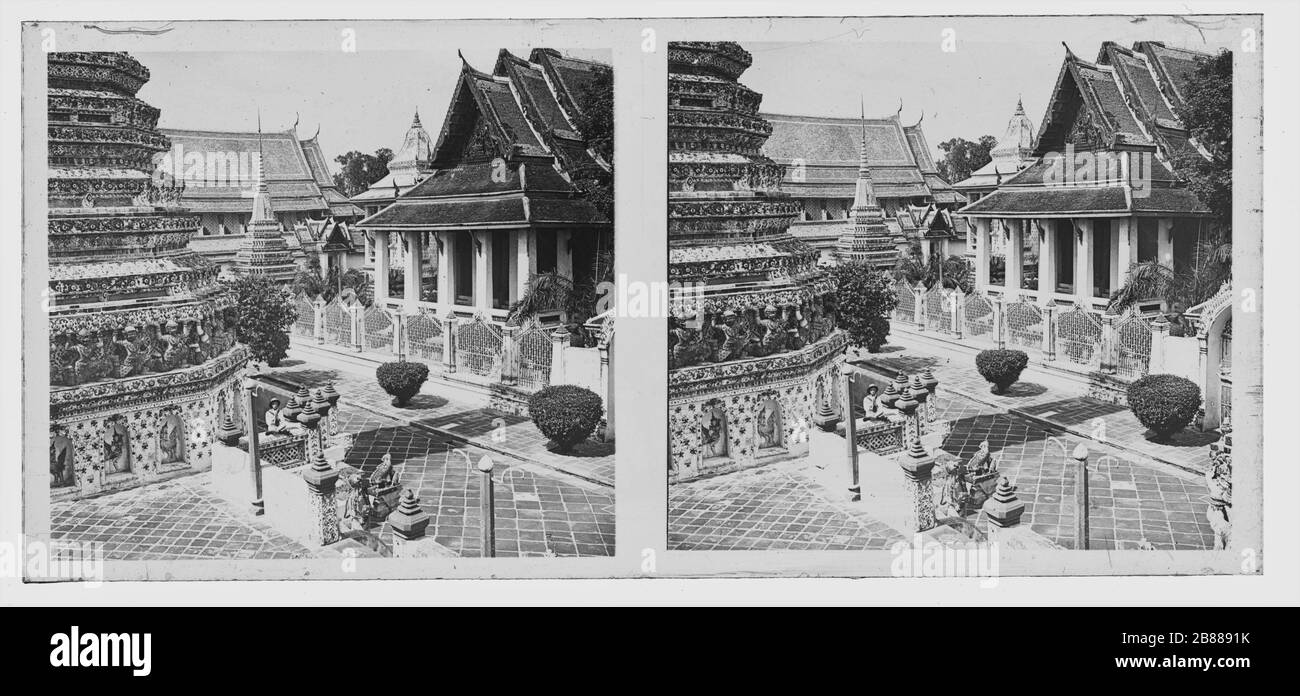 Wat Arun Tempel (Tempel der Morgendämmerung) in Bangkok. Basis eines kleinen Prang, Mondop, Bot Noi und Wihan Noi. Europäischer Tourist, der auf einer Wand sitzt, die als Buddhist posiert. Stereoskopisches Foto von etwa 1910. Foto auf trockenem Glasplatte aus der Sammlung Herry W. Schaefer. Stockfoto