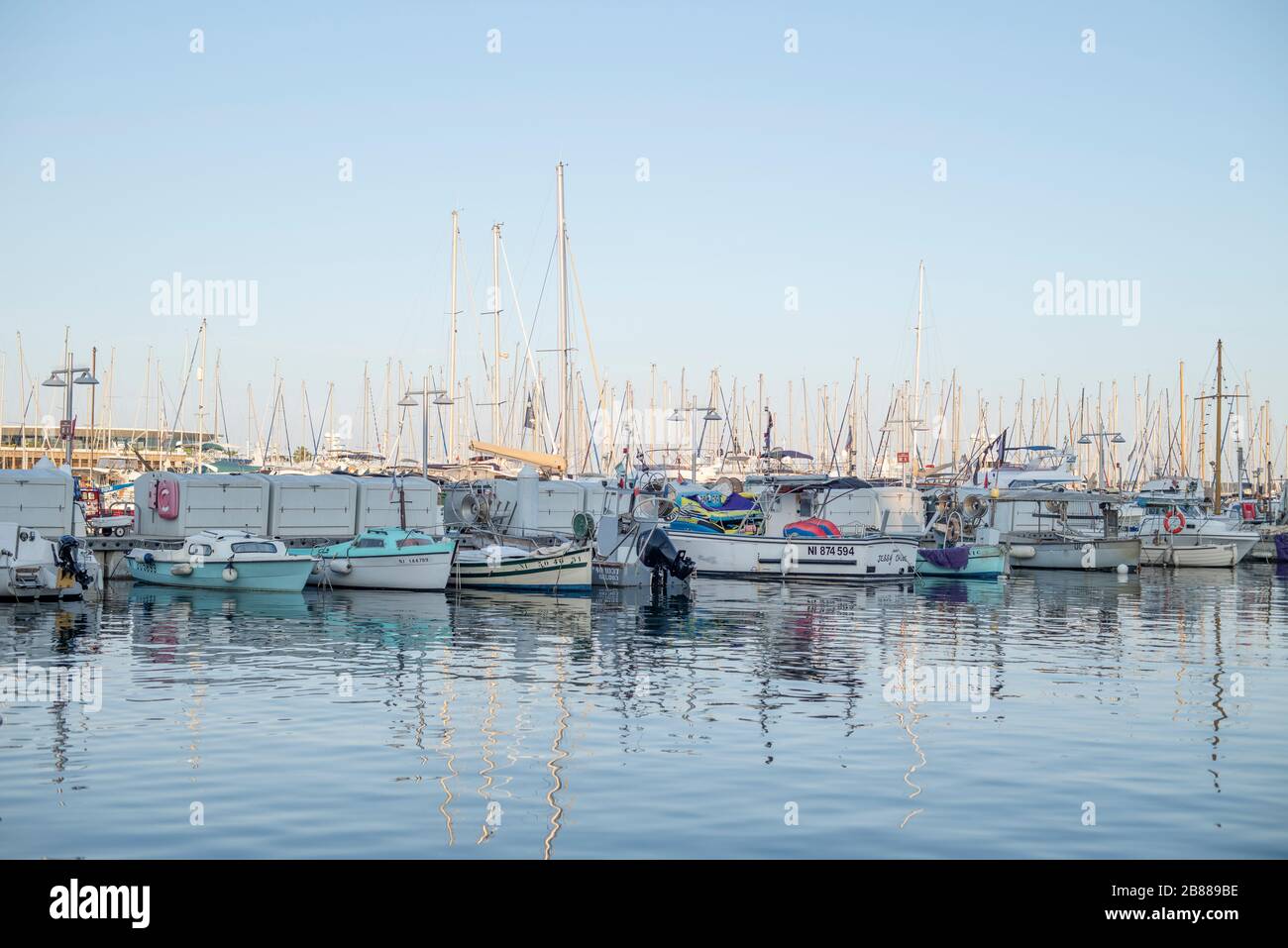 Cannes, Frankreich: Marina Boats and Yachts. Reisestandorte in Frankreich. Blick auf die Promenade von Cannes. Stockfoto