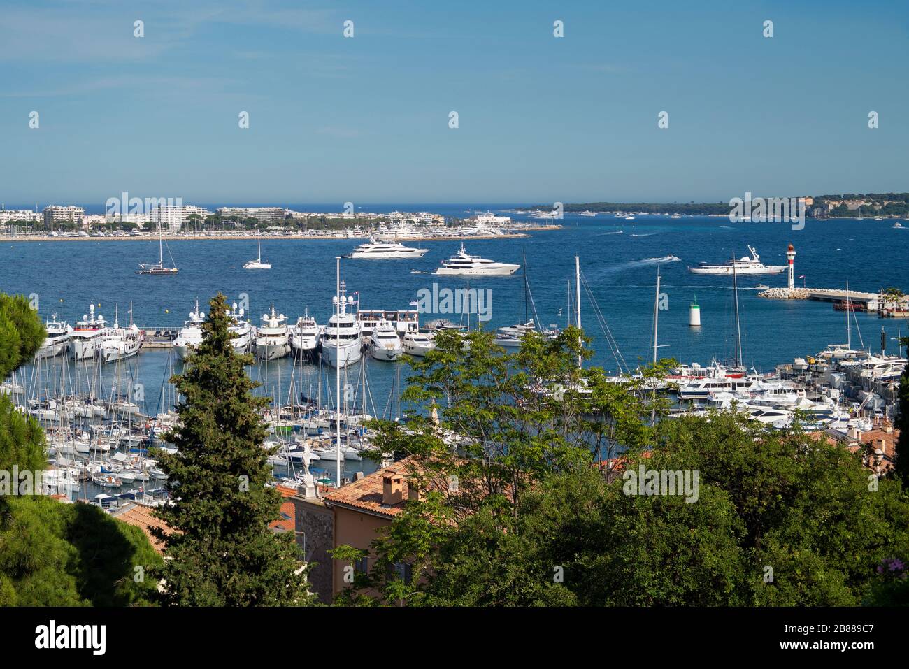 Cannes, Cote d'Azur, Frankreich - Blick auf den Hafen von Cannes mit Luxusyachten. Sommer in Cannes. Urlaub an der französischen riviera. Reisestandorte in Frankreich Stockfoto