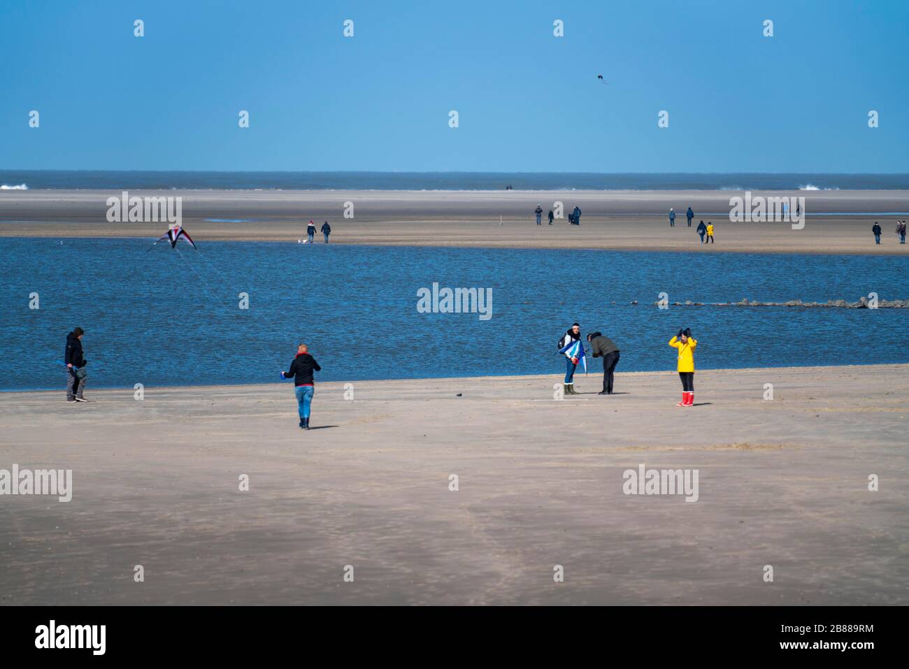 Weststrand, Spaziergänger bei Ebbe, Nordseeinsel Borkum, Niedersachsen, Deutschland, Stockfoto