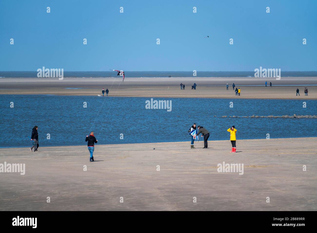 Weststrand, Spaziergänger bei Ebbe, Nordseeinsel Borkum, Niedersachsen, Deutschland, Stockfoto