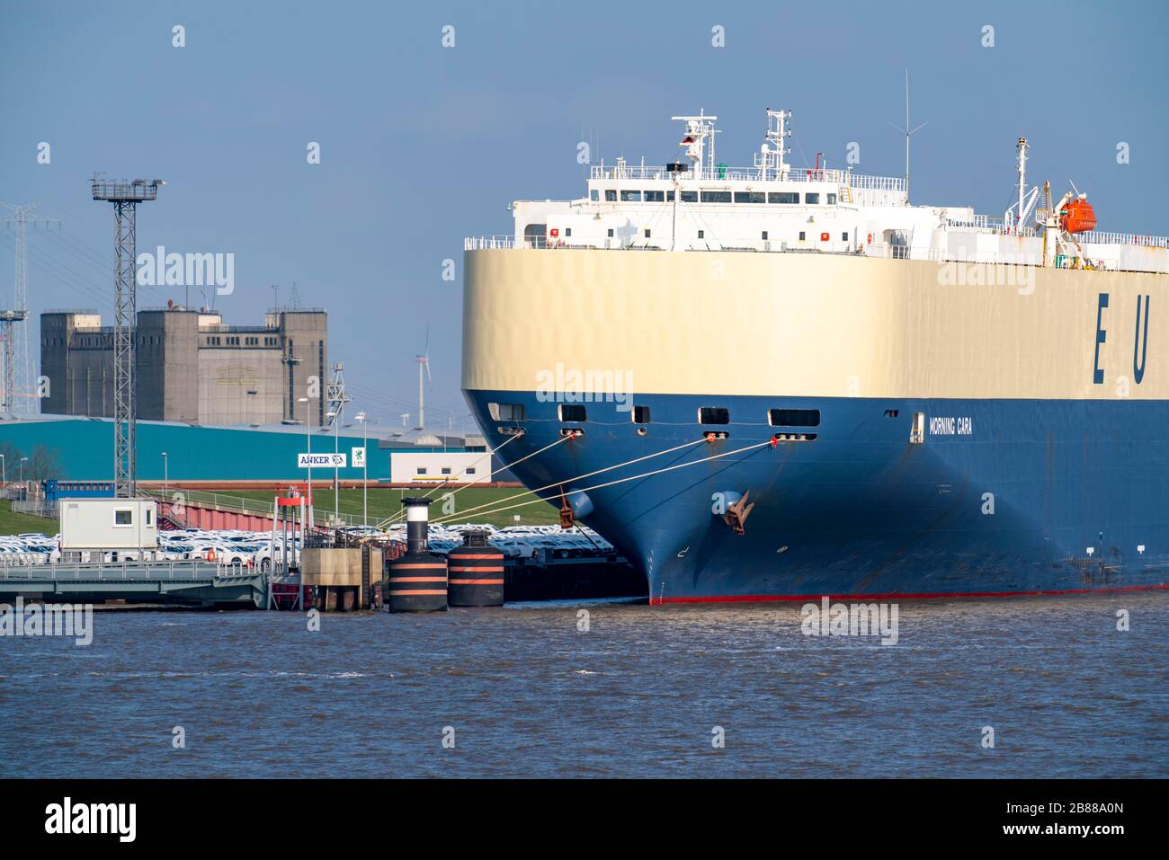 Fahrzeugtransporter MORGEN CARA in der EMS-Flussmünde, VW-Werk, Emden, EUKOR, südkoreanische Schiffahrtsgesellschaft, transportiert neue Autos, Niedersachsen, Deutschland Stockfoto