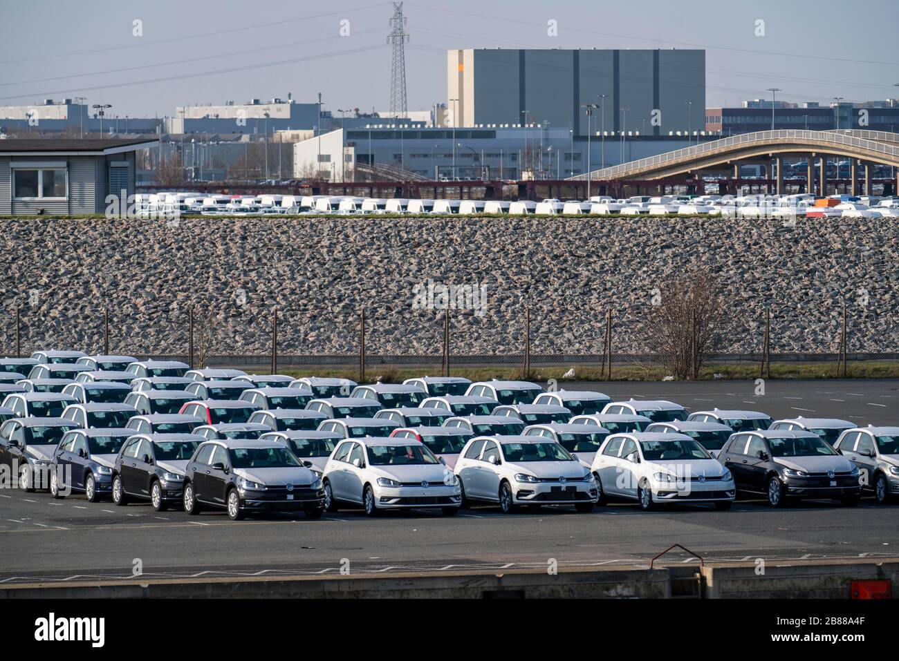 VW-Werk Emden, neue Autos, abwarten, Niedersachsen, Deutschland, Stockfoto