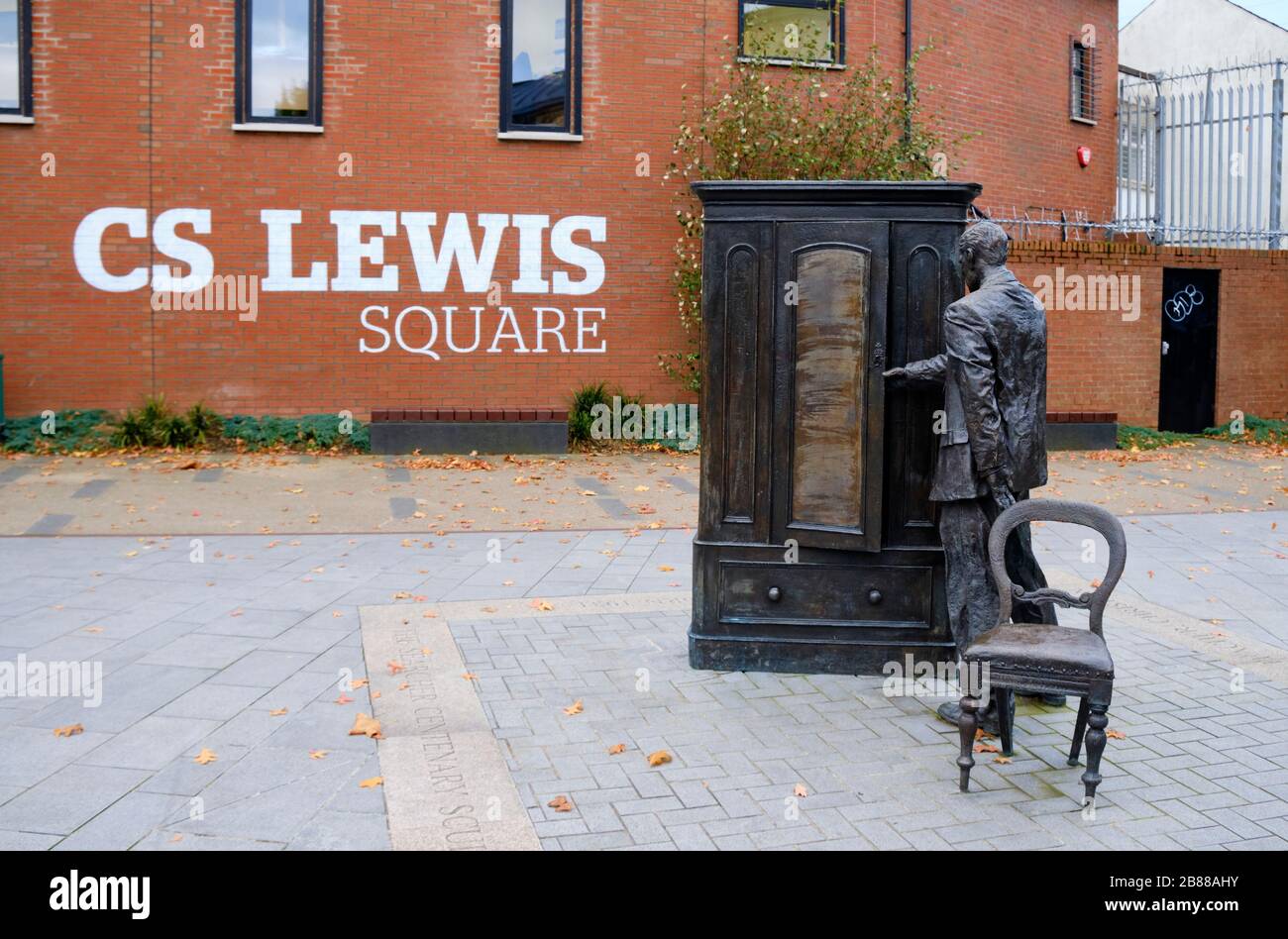 Person, die auf dem CS Lewis Platz im Osten von Belfast in die garderobe sculpture eindringt Stockfoto