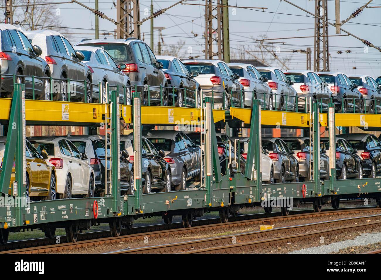 VW-Werk Emden, Neuwagen, Autotransporter, Autozug, Güterzug, mit VW-Fahrzeugen, Niedersachsen, Deutschland, Stockfoto