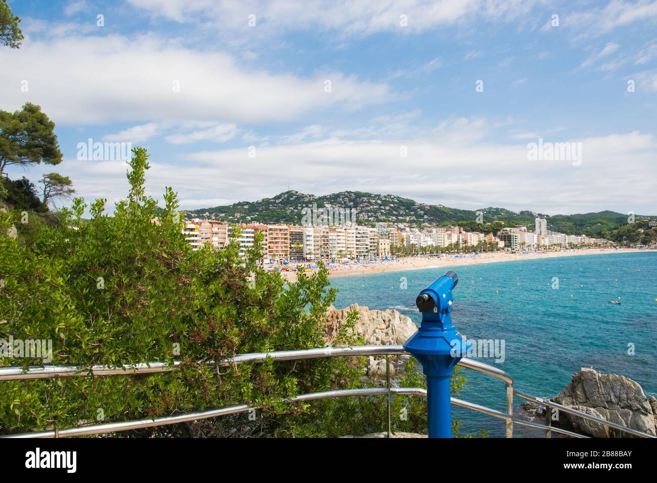 Hotels und Strand auf der Insel mit Teleskop, Meer, Palmen, Café, Menschen an der Meeresküste. Panoramaansicht der sealine in Spanien. Stockfoto
