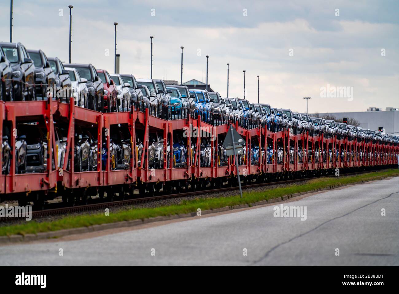 BMW-Neuwagen, auf Güterwagen, im Cuxhavener Hafen, werden von hier nach Großbritannien und Skandinavien, Cuxhaven, Niedersachsen, Deutschland, Stockfoto