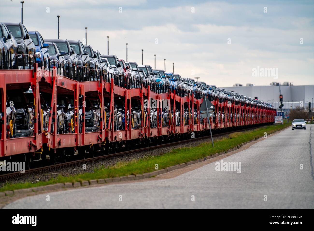 BMW-Neuwagen, auf Güterwagen, im Cuxhavener Hafen, werden von hier nach Großbritannien und Skandinavien, Cuxhaven, Niedersachsen, Deutschland, Stockfoto