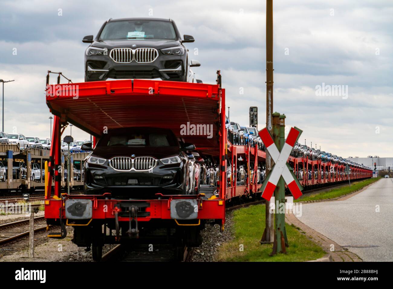 BMW-Neuwagen, auf Güterwagen, im Cuxhavener Hafen, werden von hier nach Großbritannien und Skandinavien, Cuxhaven, Niedersachsen, Deutschland, Stockfoto
