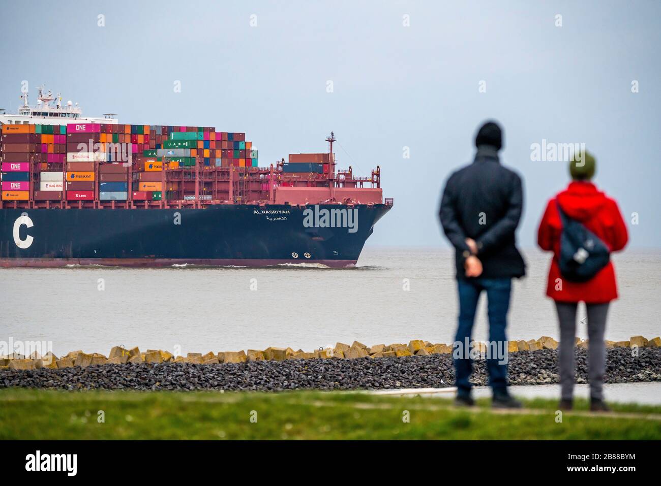 Container-Frachtschiff UASC AL NASRIYAH unter der Flagge der Marshallinseln in der Elbmündungsregion Cuxhaven, Niedersachsen, Deutschland Stockfoto