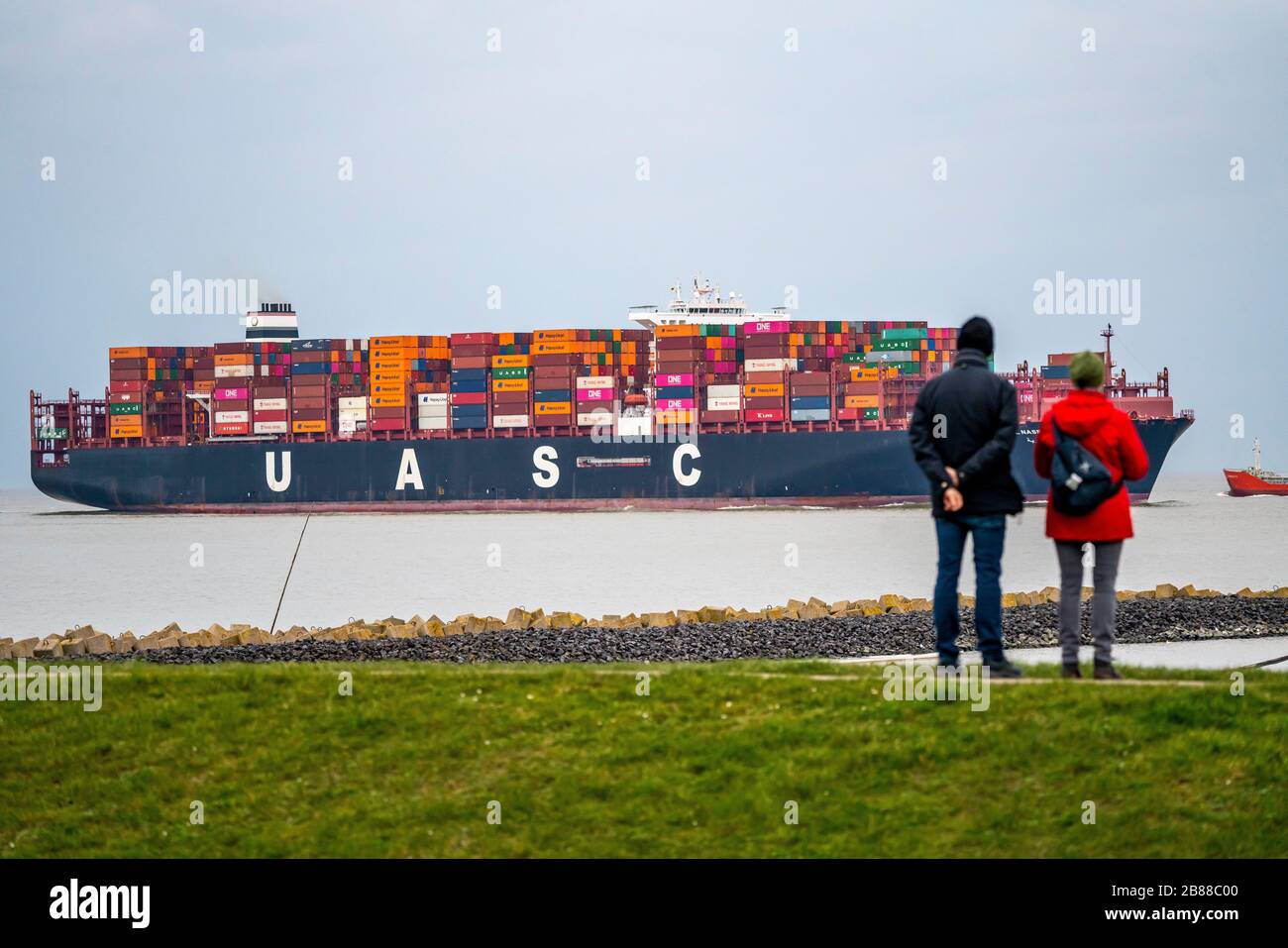 Container-Frachtschiff UASC AL NASRIYAH unter der Flagge der Marshallinseln in der Elbmündungsregion Cuxhaven, Niedersachsen, Deutschland Stockfoto