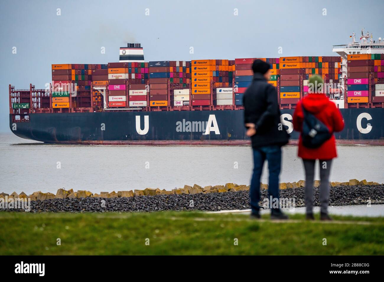 Container-Frachtschiff UASC AL NASRIYAH unter der Flagge der Marshallinseln in der Elbmündungsregion Cuxhaven, Niedersachsen, Deutschland Stockfoto