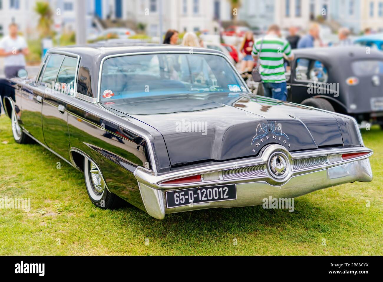 Bray, Irland, Juni 2018 Bray Vintage Car Club Show, Open-Air-Retro-Cars-Display. Rückansicht auf Chrysler Imperial Limousine aus dem Jahr 1965 Stockfoto