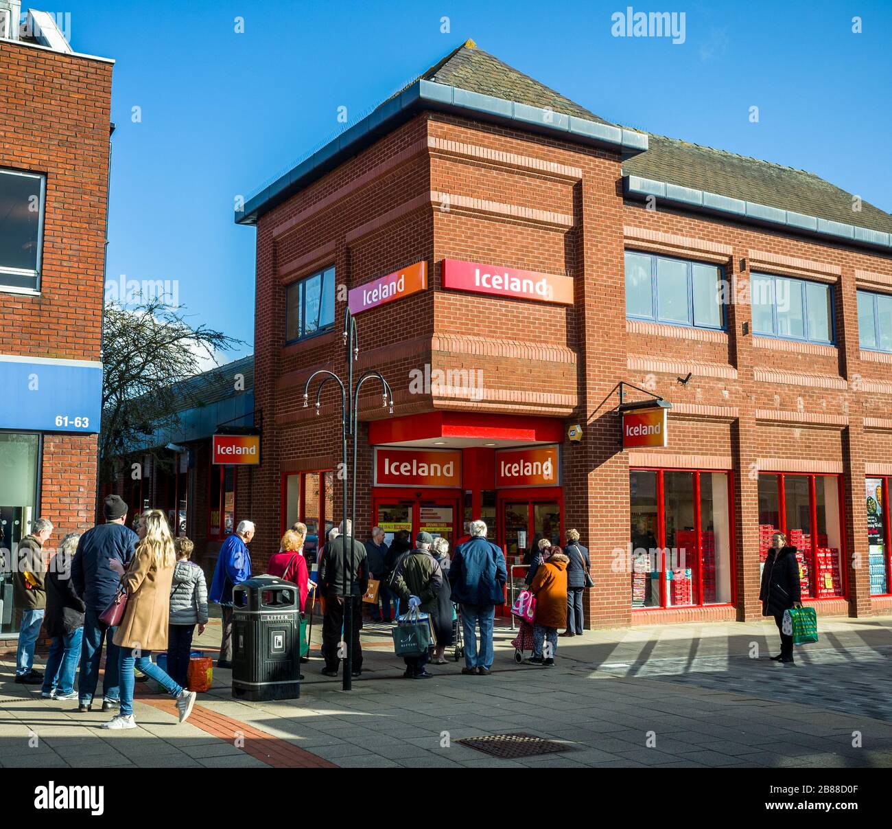 Northwich, Cheshire/Großbritannien 20. März 2020: Käufer stehen während der Corona-Viruskrise in Northwich, Cheshire UK, außerhalb des Supermarktes in Island Schlange. Stockfoto