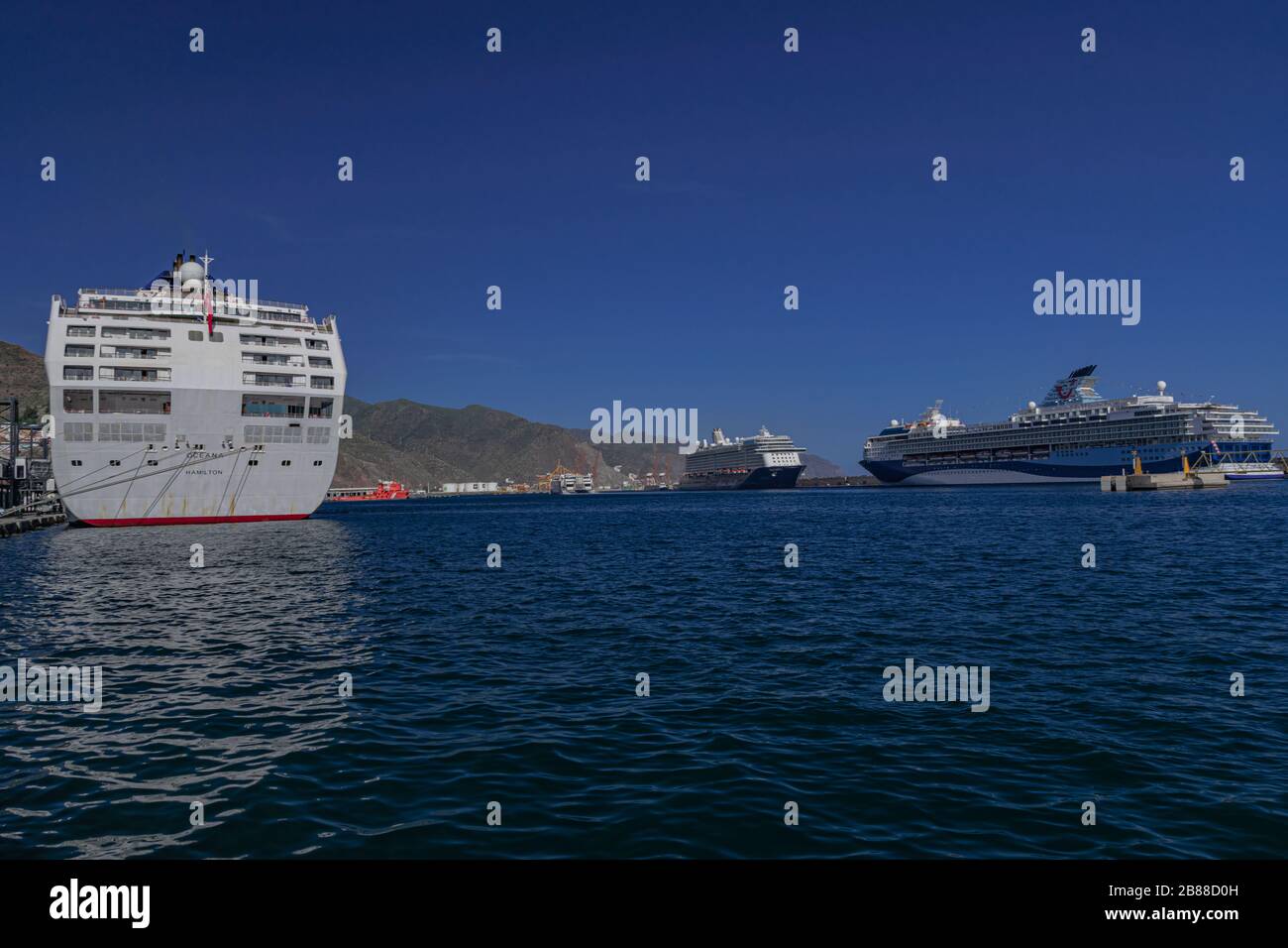 Spanien, Spanien, 27. Dezember 2019: Bootstouren in Oceana, Mein Schiff 3 und Marella Explorer, am Hafen von Santa Cruz auf der Insel Tenera, Kanarische Inseln Stockfoto