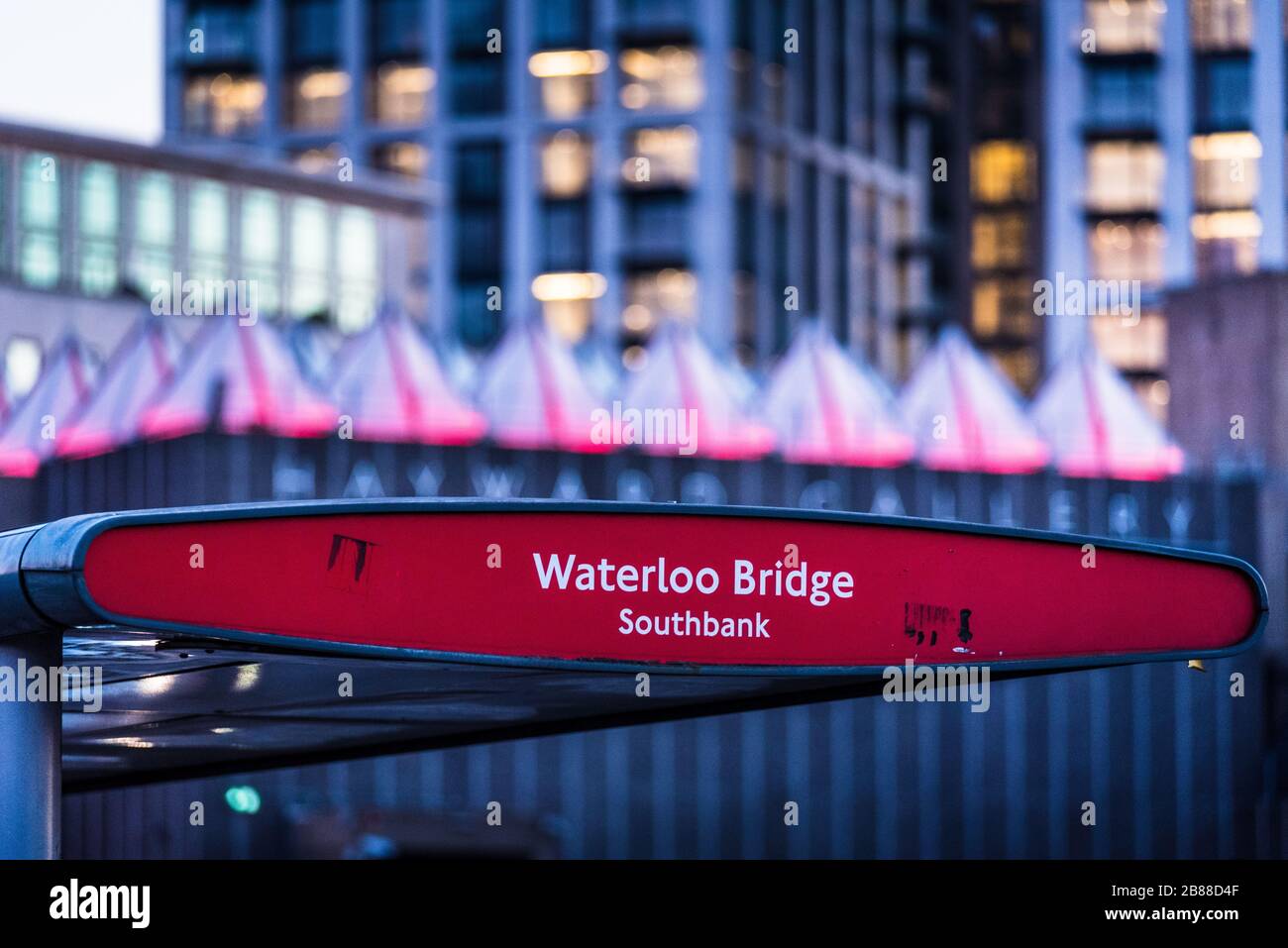 Waterloo Bridge Bushaltestelle mit der Hayward Gallery im Hintergrund. Stockfoto