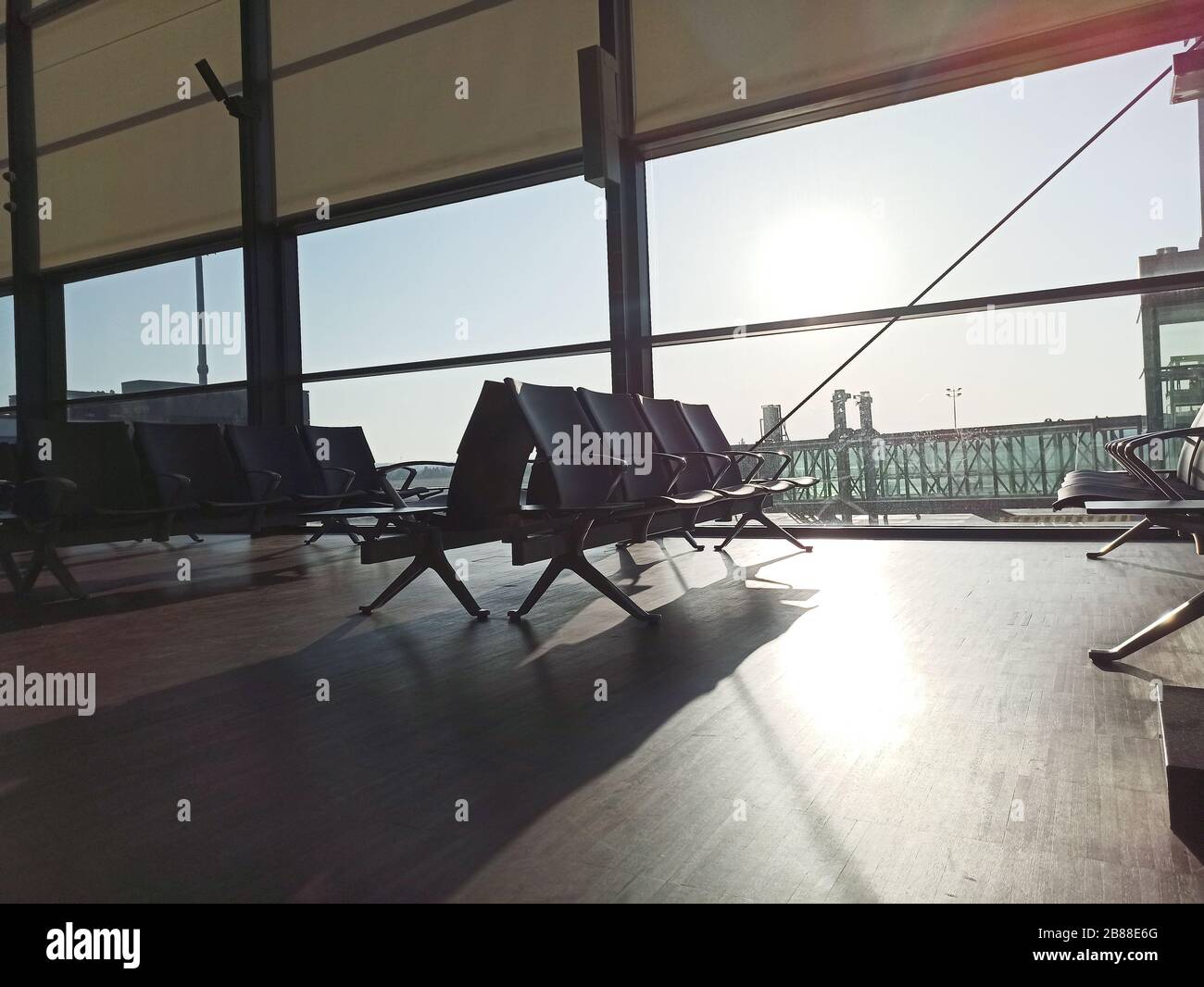 Blauer Koffer in einem leeren Flughafen. Wartebereich Flugverzögerung Stornierung. Reise- und Urlaubskonzept. Coronavirus COVID19 Quarantäne Stockfoto