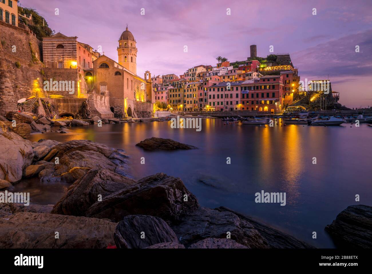 Blick auf Vernazza, eine der Cinque Terre in der Provinz La Spezia, Italien, fröhliches Picknick für junge Paare auf dem Berg mit Blick über den Ozean Stockfoto