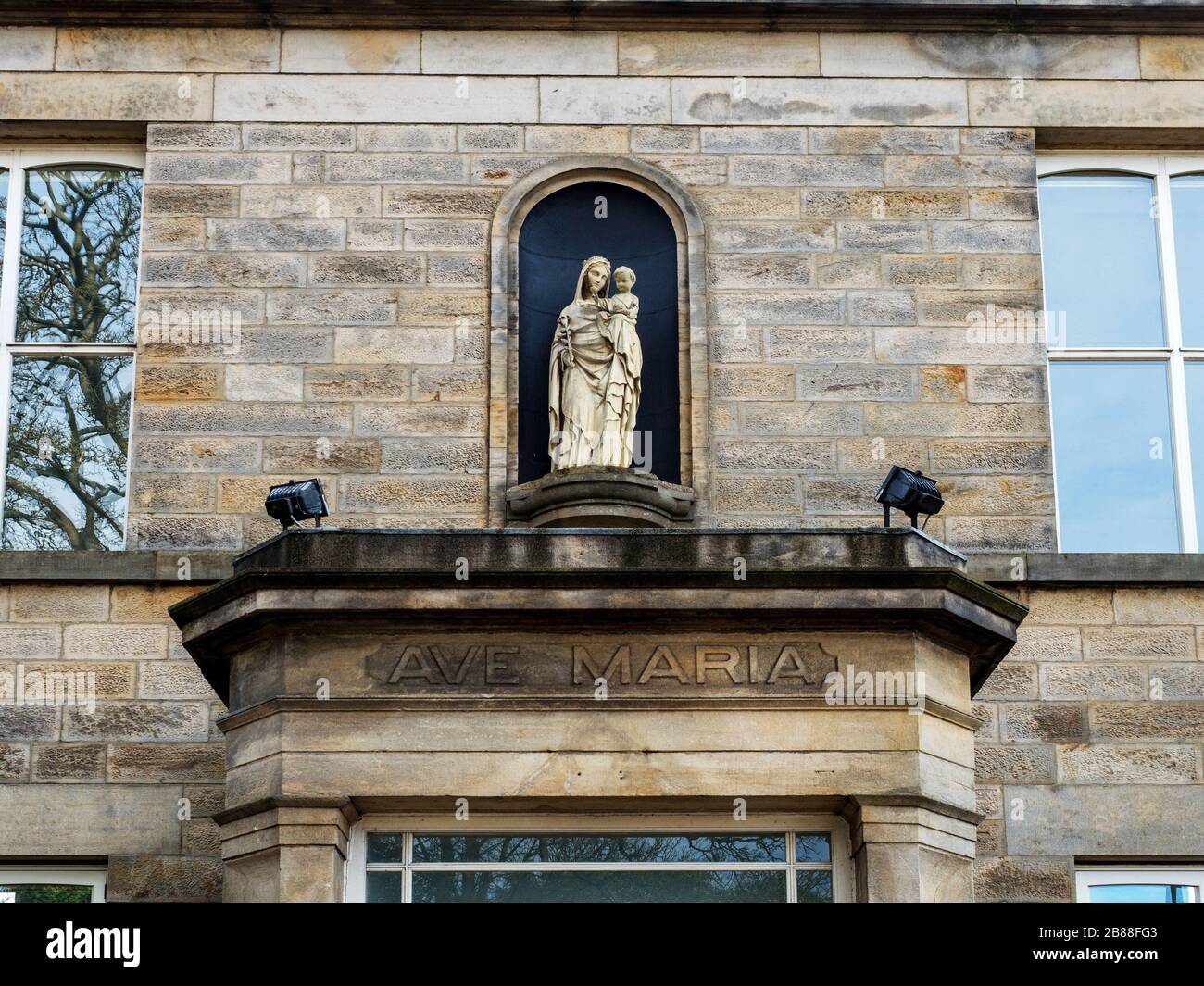 Nische mit Statue über der Veranda an der Römisch-katholischen Kirche St Mary on Bond enden in Knaresborough North Yorkshire England Stockfoto