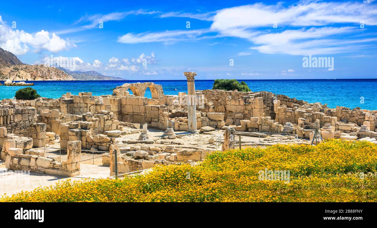 Alte Ruine und türkisfarbenes Meer auf der Insel Kourion, Zypern. Stockfoto