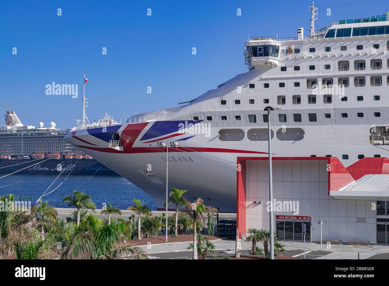 Tenera-Spanien; 27. Dezember 2019: Kreuzfahrtschiff von Oceana im Hafen von Santa Cruz von Tenera, P&O Cruises, Kanarische Inseln, Spanien Stockfoto