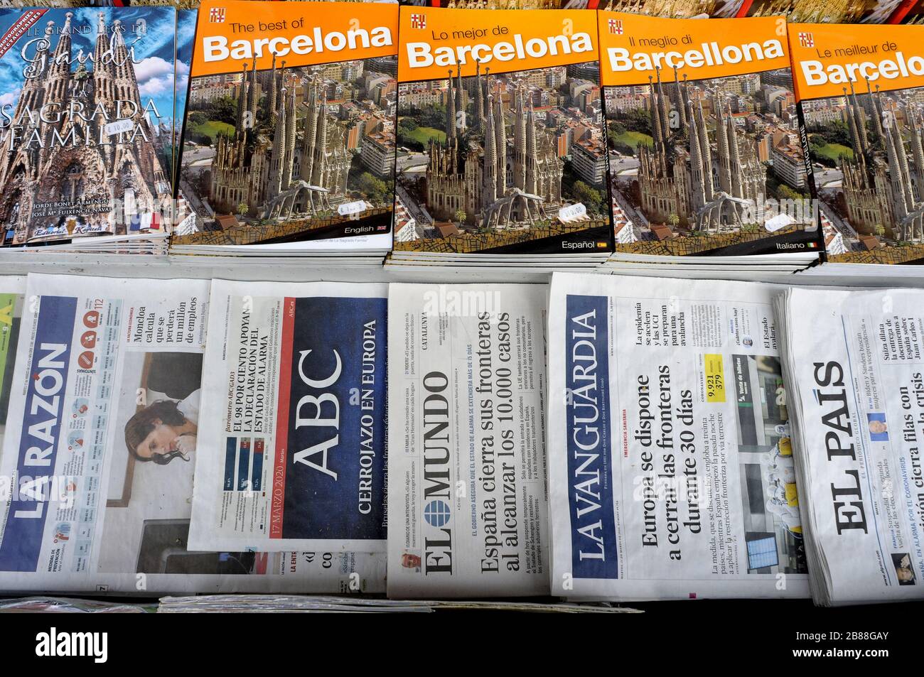 Presse, Zeitungen berichten über die Lage im Land, angesichts der Coronavirus, Covid, Covid 19, Spanien, Barcelona Stockfoto