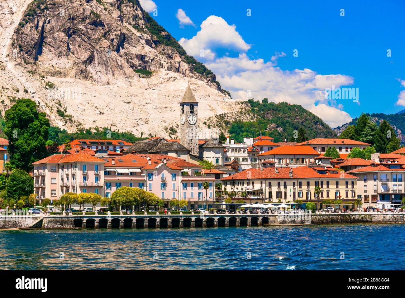 Malerisches Dorf Baveno, Blick auf See, Häuser und Berge, Lago Maggiore, Italien. Stockfoto