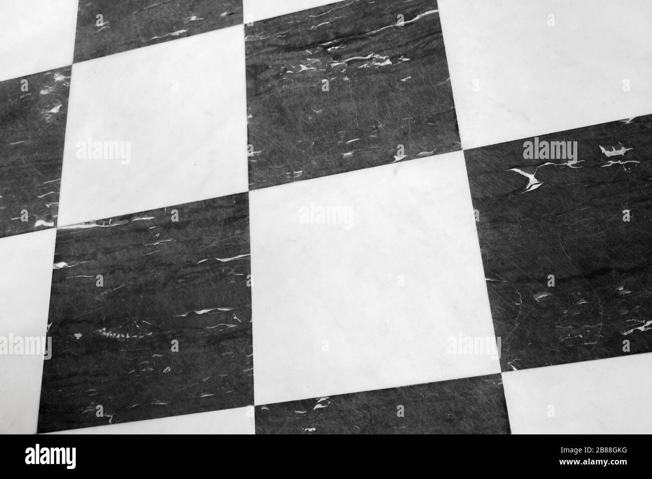 Marmorfußboden mit klassischem Schwarz-Weiß-Schachbrettmuster Stockfoto