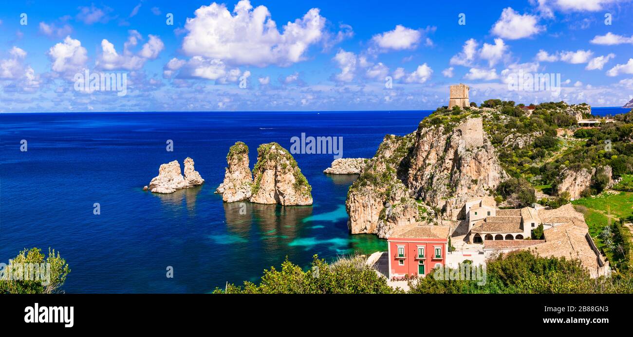 Beeindruckender Scopello-Strand, Blick auf Meer und einzigartige Felsen, Sizilien, Italien. Stockfoto