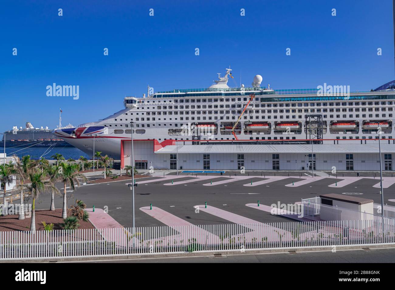 Tenera-Spanien; 27. Dezember 2019: Kreuzfahrtschiff von Oceana im Hafen von Santa Cruz von Tenera, P&O Cruises, Kanarische Inseln, Spanien Stockfoto