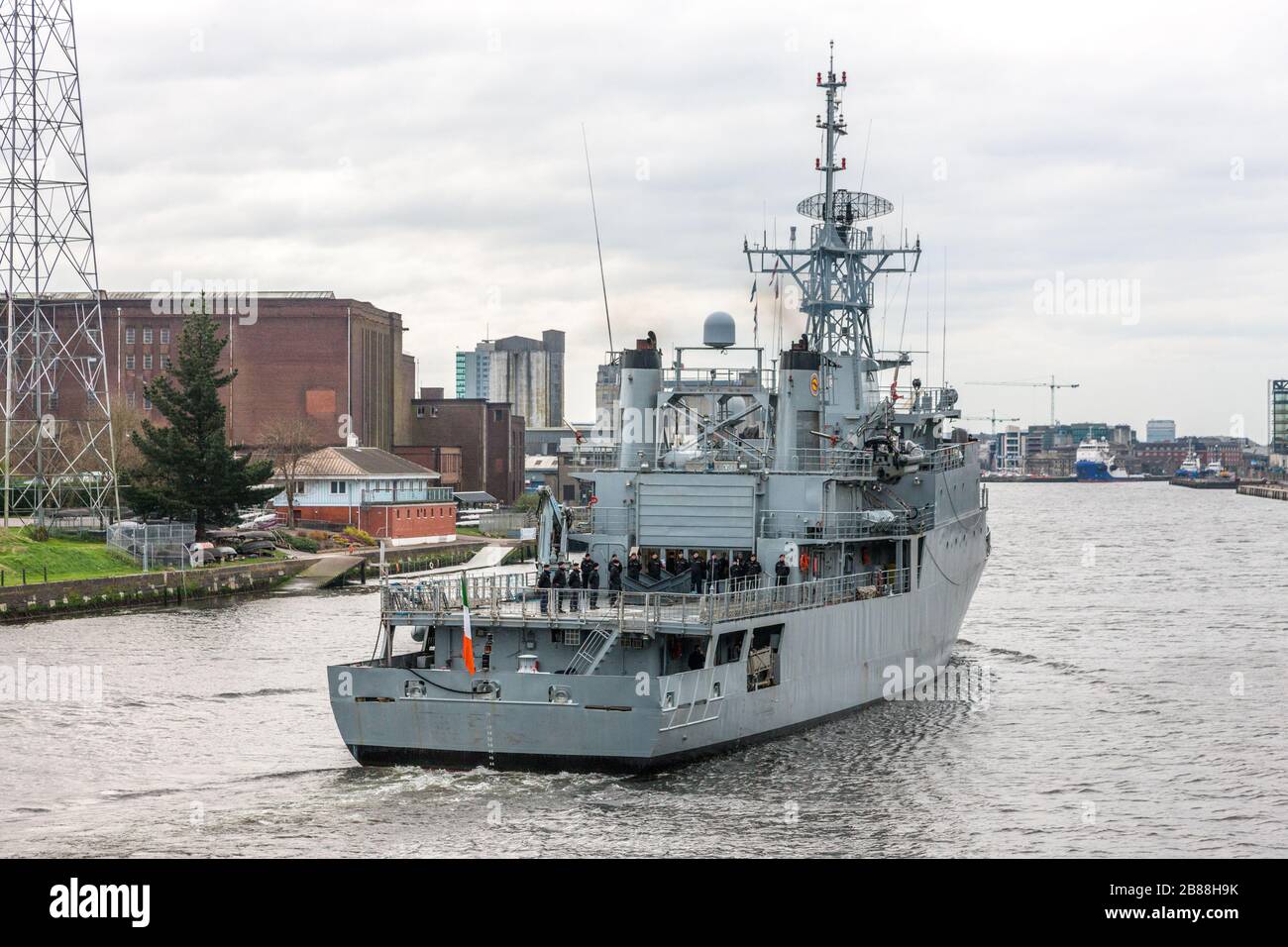 Cork, Irland, 20. März 2020. Das irische Marineschiff LÉ Eithne stemmt den River Lee auf dem Weg nach Albert Quay in Cork, wo sie als Testzentrum für das Coronavirus in Cork City, Cork, Irland, im Bereitschaftsdienst steht. März 2020. Das Flaggschiff wurde vor kurzem als Reserveschiff eingesetzt, und Marine- und zivile Hafenarbeiter benötigten gerade 36 Stunden, um das Schiff auf diese Aufgabe vorzubereiten. Ihre 86-er-Person setzt sich aus Stammpersonal und Reservepersonal zusammen. - Credit; David Creedon/Alamy Live News Stockfoto