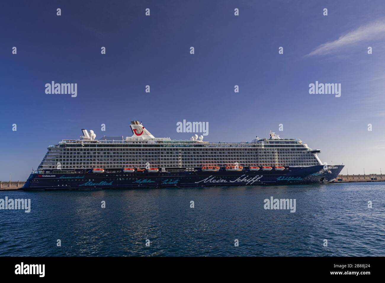 Tenera-Spanien; 27. Dezember 2019: Das Kreuzfahrtschiff Mein Schiff 3 war am Hafen von Santa Cruz von Tenera, TUI Cruises, Kanarische Inseln, Spanien, angelehnt Stockfoto