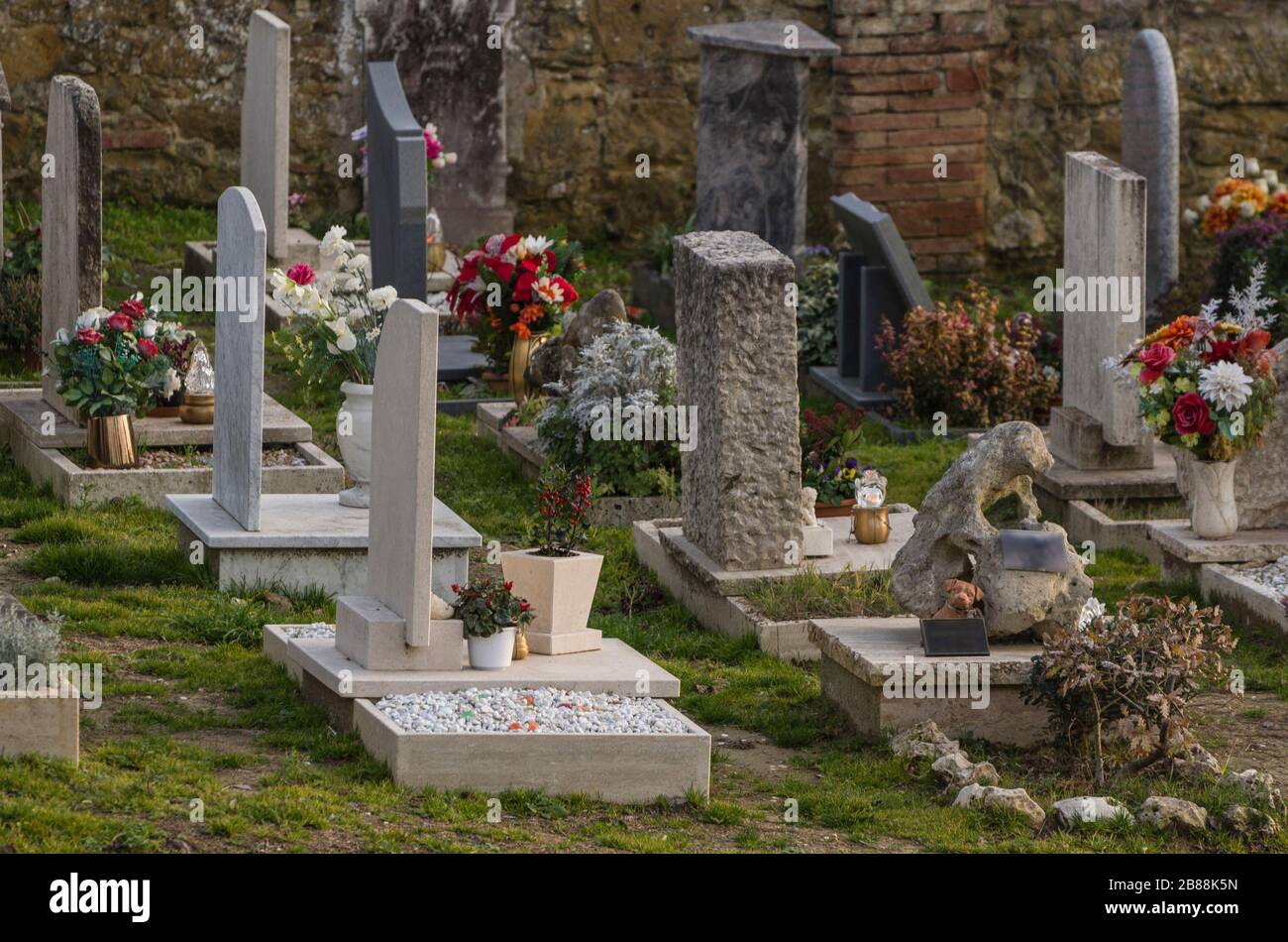 Kopfsteine auf einem öffentlichen Friedhof Stockfoto