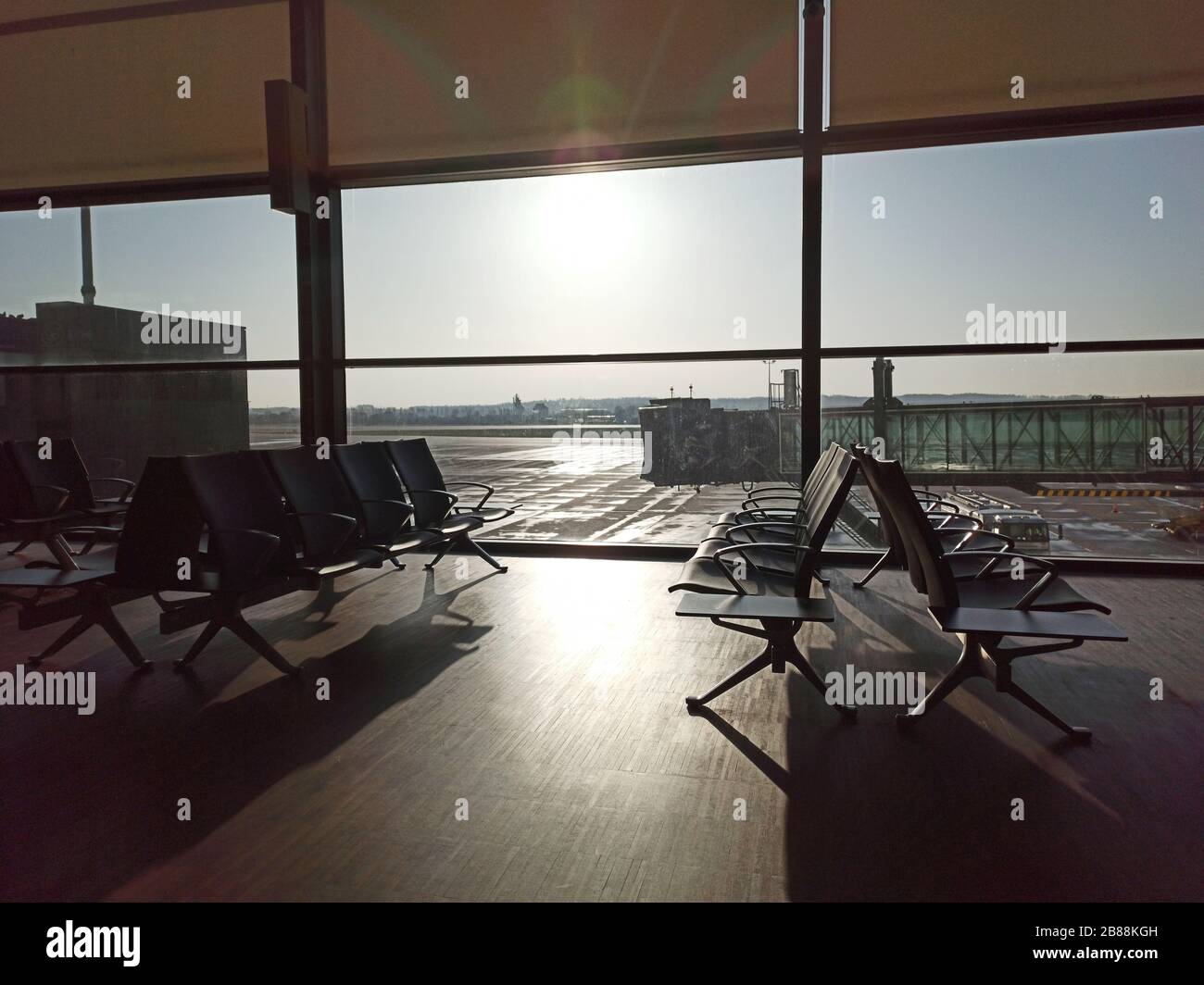 Leerer Flughafen. Wartebereichzone. Stornierung der Flugverzögerung. Reise- und Urlaubskonzept. Coronavirus COVID19 Quarantäne Stockfoto